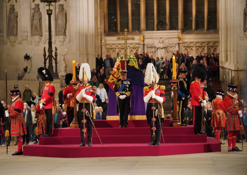 Vrata Westminstera zatvorena su za javnost: Završeno odavanje počasti kraljici Elizabeti
