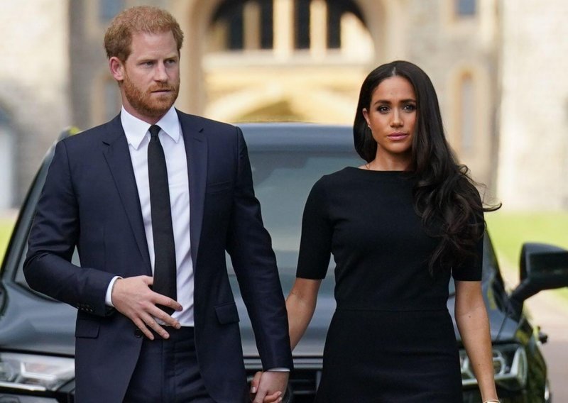 Princ Harry i Meghan Markle nisu pozvani na državni prijem u Buckinghamskoj palači. Pozivnica im je poslana, pa povučena