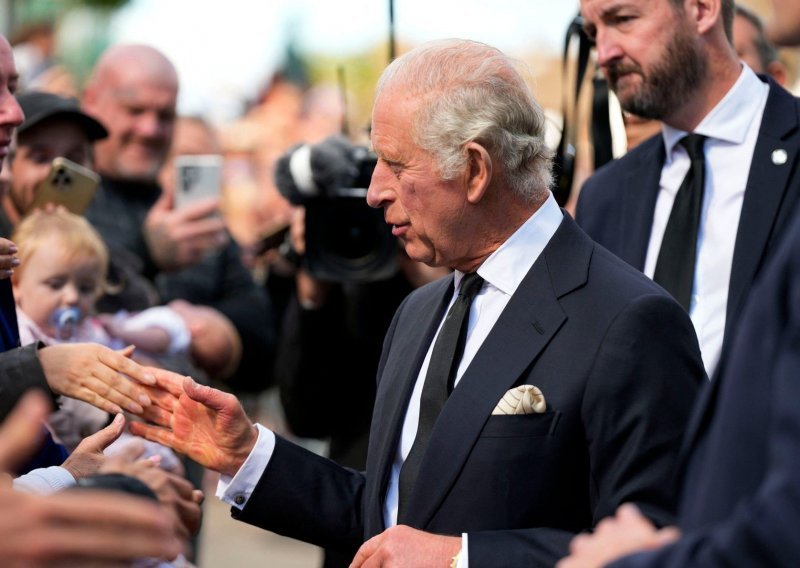 Raste zabrinutost za zdravlje kralja Charlesa: Za vrijeme posjete Walesu svi su gledali u njegove ruke
