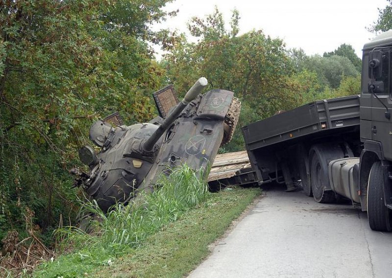 Labudica skupa s tenkom sletjela s ceste u kanal