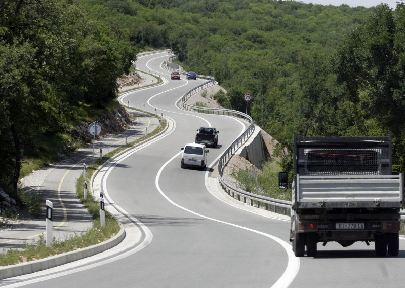 Tri osobe ozlijeđene u nesreći