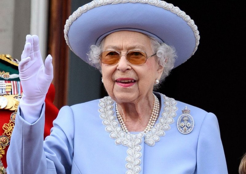Posljednja službena fotografija kraljice Elizabete otkriva impresivan komad nakita i počast njezinom ocu