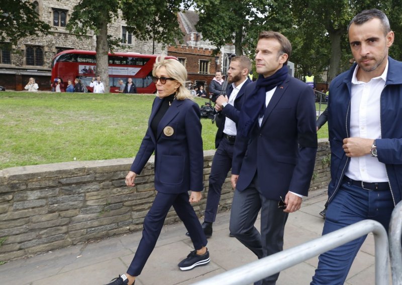 Ona ne griješi: Francuska prva dama Brigitte Macron sjajno je spojila odijelo s tenisicama