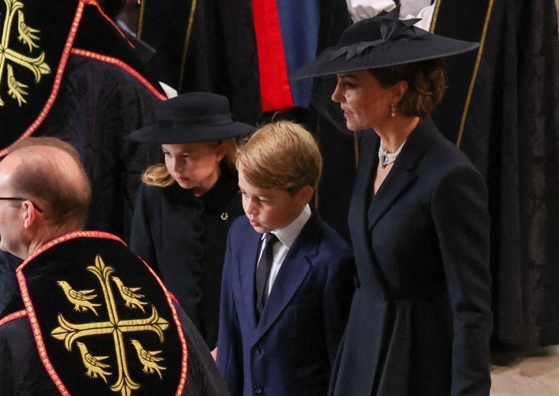 Emocije su na vrhuncu: Princ George i princeza Charlotte u procesiji za kraljičinim lijesom
