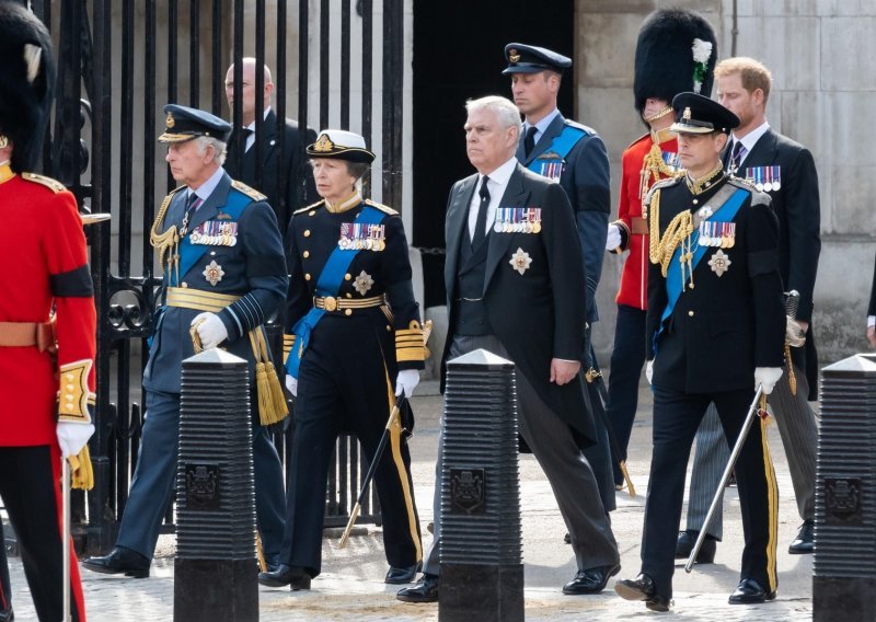 Ništa od vojnih uniformi: Princ Harry i princ Andrew za sprovod kraljice ipak su odjenuli crna odijela