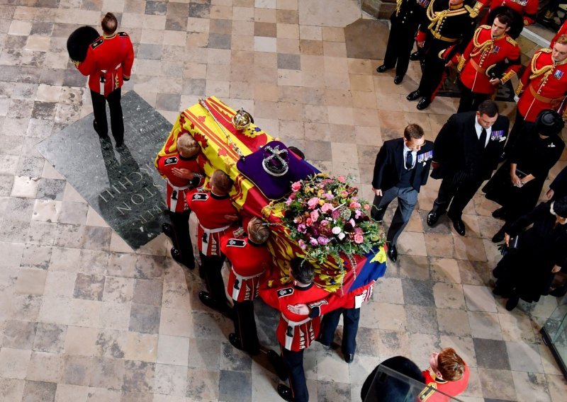 Kraljičin pogreb gledalo je 28 milijuna Britanaca, a gotovo jednak broju ljudi putem tv ekrana pratio je pogreb princeze Diane 1997.