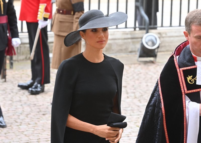 Meghan Markle poznatim parom naušnica odala počast kraljici Elizabeti