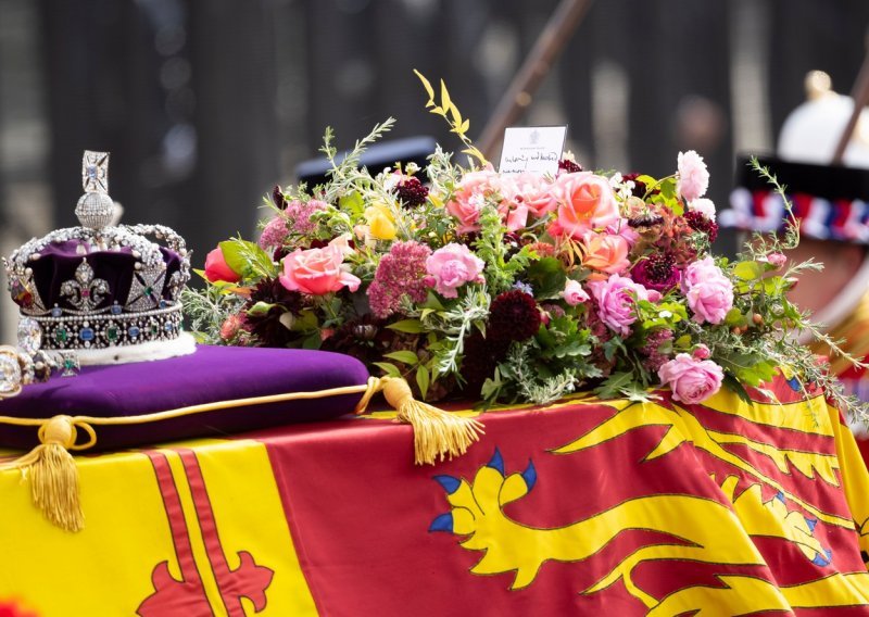 Otkriven sadržaj posebne poruke: Kralj Charles III. u cvijeću na vrhu kraljičinog lijesa ostavio karticu s emotivnim riječima