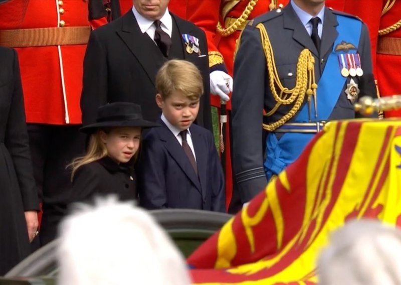 Mnogima su princ George i princeza Charlotte jučer slomili srca: Evo zašto je to bila njihova prva i najvažnija uloga