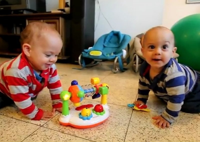 Evo kako prekrasni blizanci plešu uz igračku