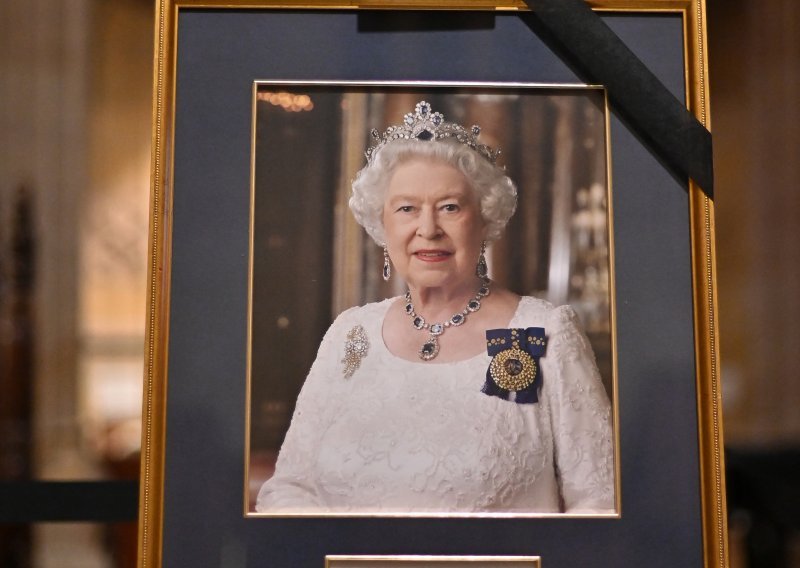 Odali počast: Svijet se oprostio od kraljice Elizabete u kafićima i konzulatima