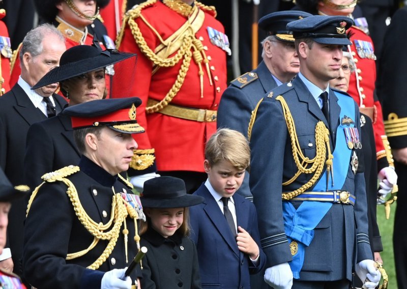 Princ William i Kate Middleton objavili emotivnu posvetu 'majci, baki i prabaki'