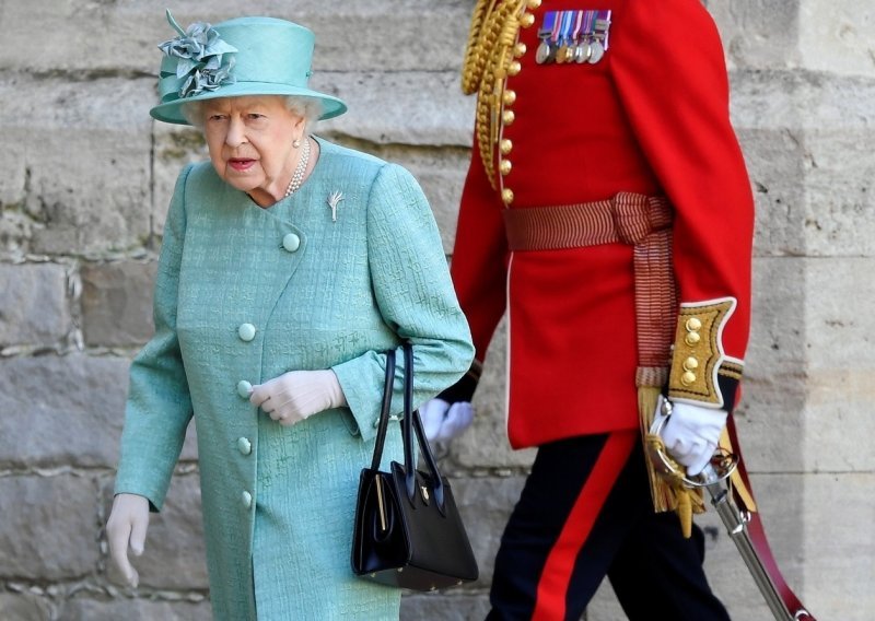 Tajna kraljičine torbe: Nikamo nije išla bez omiljenog modnog dodatka, a nosila ju je čak i po hodnicima Buckinghamske palače
