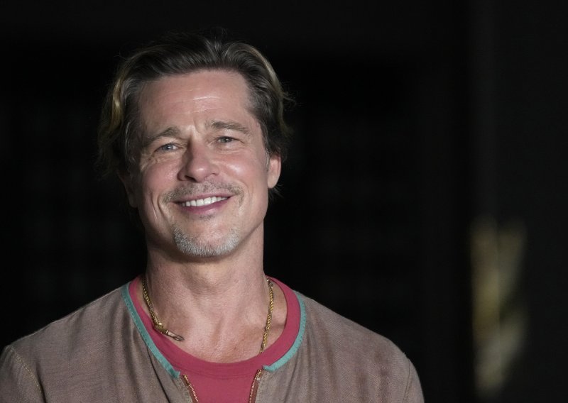 Ima još jedan talent: Brad Pitt u društvu Nicka Cavea predstavio svoje kiparske radove