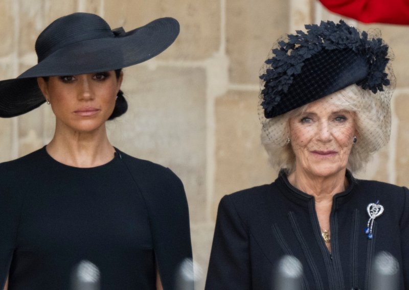 Camilla je prekinula tradiciju tijekom kraljevskog žalovanja kako bi odala vrlo osobnu počast kraljici