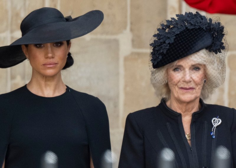 Camilla je prekinula tradiciju tijekom kraljevskog žalovanja kako bi odala vrlo osobnu počast kraljici