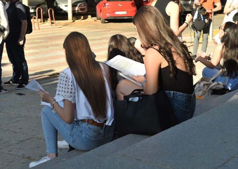 Stranih studenata na domaćim fakultetima više za petinu, domaćih studenata najmanje od 2013.