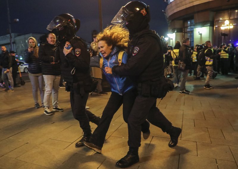 [FOTO] U Rusiji privedeno 1310 prosvjednika, muškarcima odmah uručeni pozivi na mobilizaciju