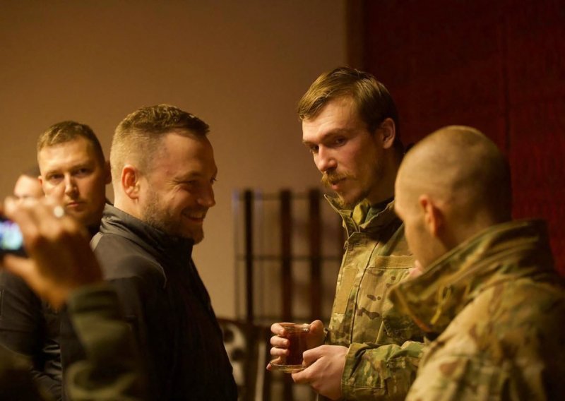 [FOTO/VIDEO] Velika razmjena zarobljenika: Rusija oslobodila borce iz Azovstalja, među njima i zapovjednike Azova