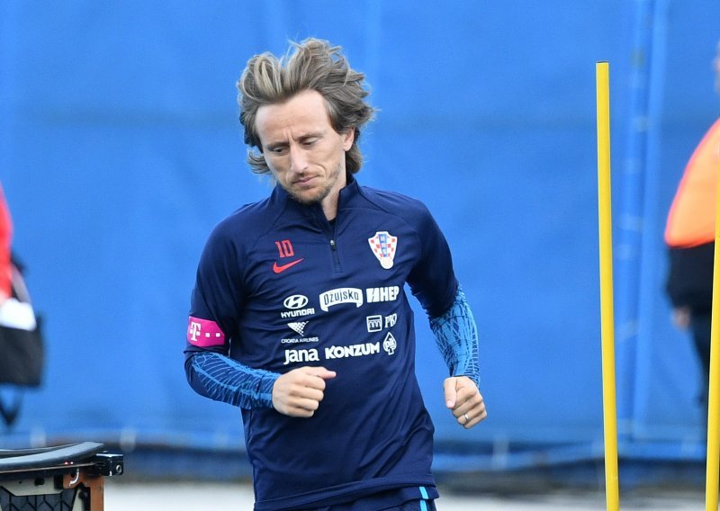 [FOTO] Vatreni večeras na Maksimiru predstavljaju dresove za SP. Luka Modrić je oduševljen: Magična crveno-bijela polja...