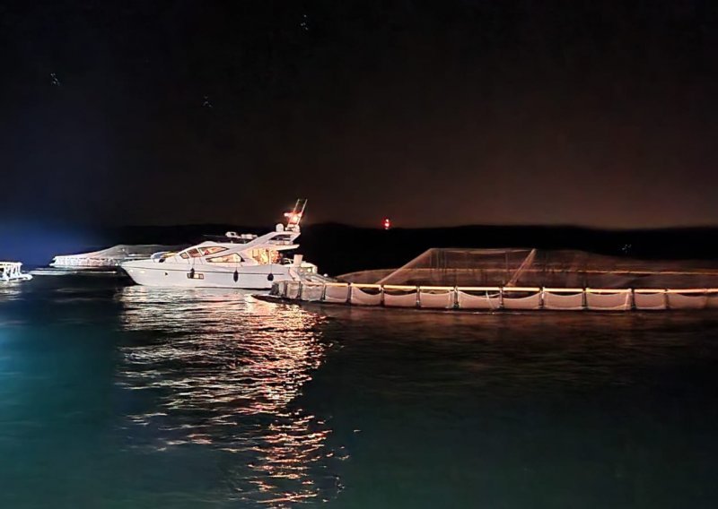 Motorna jahta zabila se u ribogojilište kod Dugog otoka