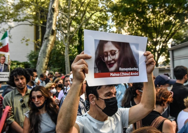 [FOTO] Masovni prosvjedi u Iranu, predsjednik najavio istragu o ubojstvu žene zbog 'nedoličnog odijevanja'