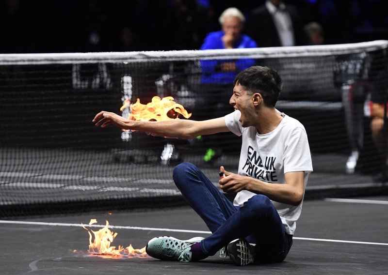[FOTO] Kaos u Londonu; prosvjednik prekinuo teniski meč, sjeo na teren i zapalio se