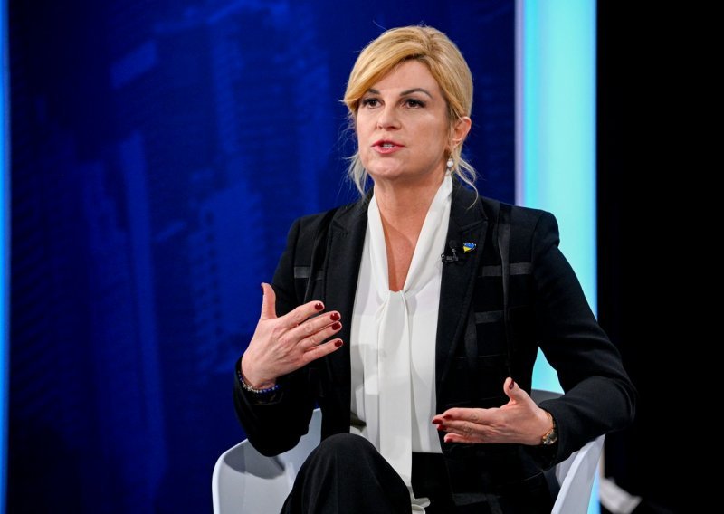 Teško je reći koji je bolji: Kolinda Grabar Kitarović uspješno je pokazala dva poslovno-elegantna stajlinga