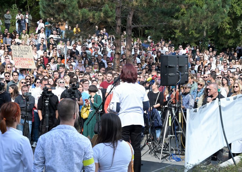 [FOTO] Prosvjed liječnika pred Ministarstvom: Želimo djela, a ne riječi