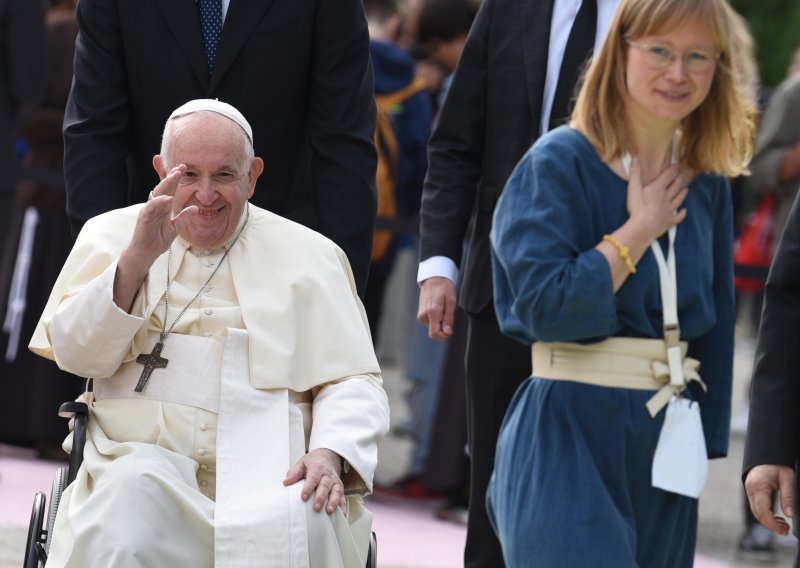 Papa Franjo:Pornografiju gledaju čak i svećenici i časne sestre. Izbrištite to sa svojih mobitela da nemate iskušenje u ruci