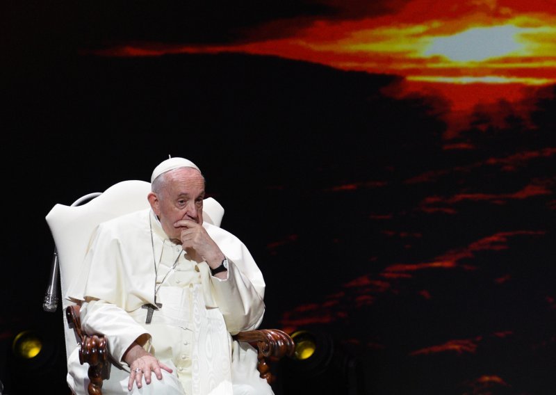 Papa moli Putina da zaustavi spiralu nasilja i žali zbog aneksije