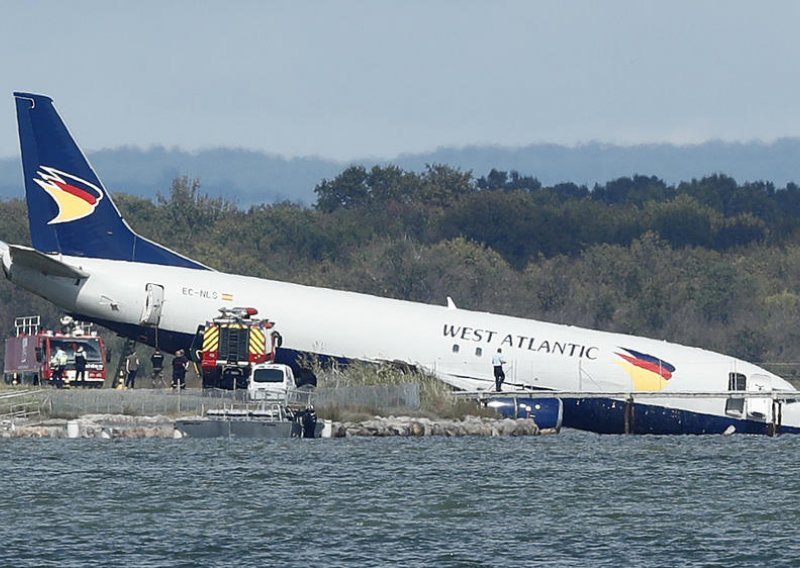 Boeing 737 umjesto na pisti u Montpellieru završio u jezeru