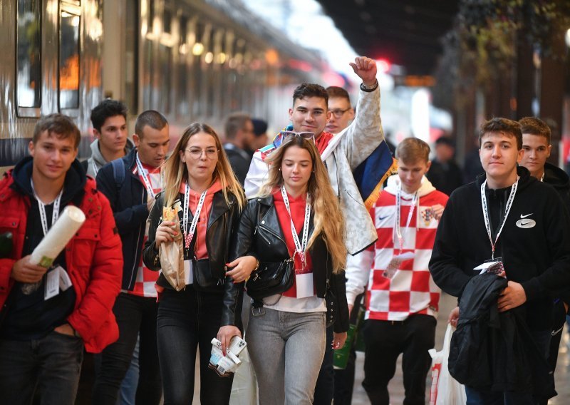 [FOTO] Opsada Beča! Pogledajte fotografije hrvatskog navijačkog vlaka koji je krenuo iz Zagreba