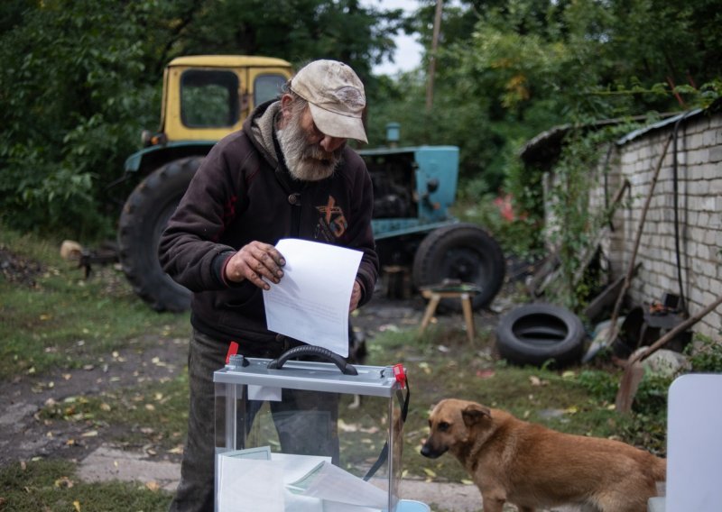 [FOTO] Četvrti dan referenduma u ukrajinskim okupiranim područjima: Dužnosnici, uz pratnju vojske, nose glasačke kutije od vrata do vrata