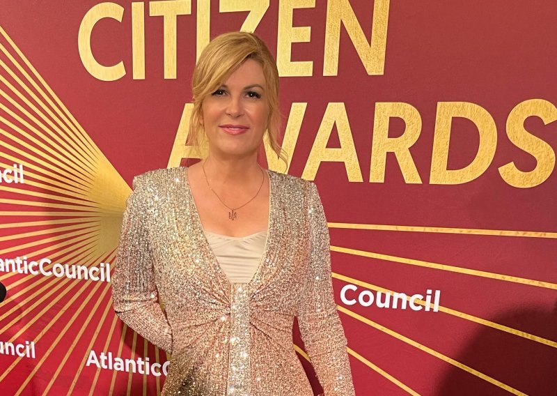 Kolinda Grabar-Kitarović u glamuroznom izdanju: Zablistala u zlatnoj haljini koja laska figuri