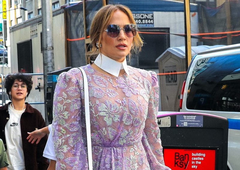 Jennifer Lopez prvo je zadivila stajlingom, a onda su svi primijetili njezinu torbicu: Izgleda sjajno, a cijena je čini još privlačnijom