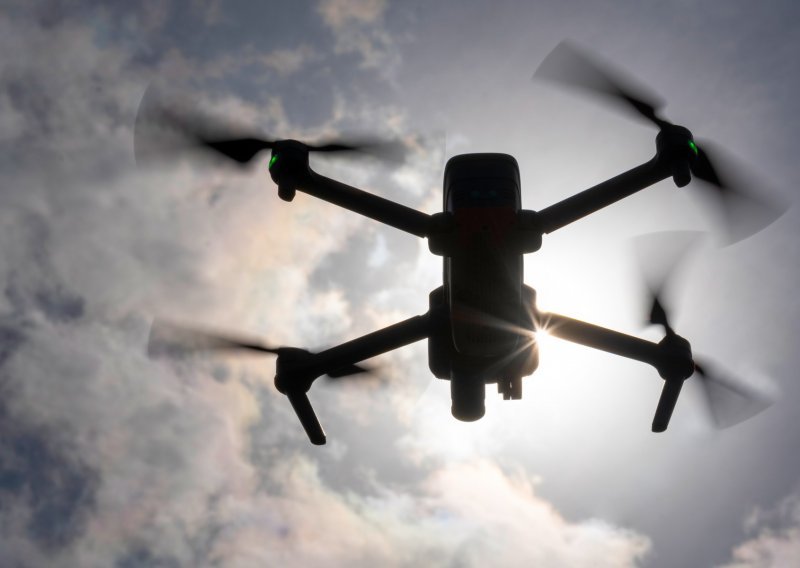 Nepoznati dronovi iznad dviju vojarni HV-a u Kninu, pokrenuta istraga na više razina