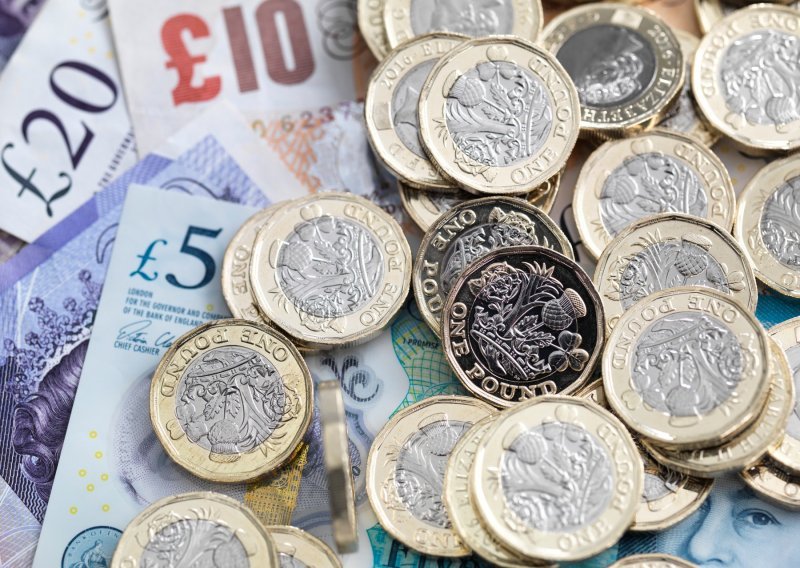 Britanska središnja banka intervenira zbog slabljenja funte, otkupljuje državni dug