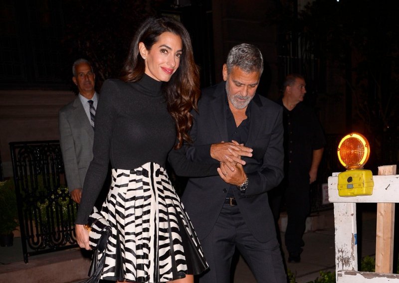 Crno-bijelo izdanje za osmu godišnjicu braka: Amal Clooney u prvi plan izbacila vitke noge