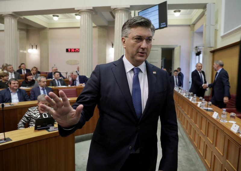 Plenković nakon aktualca govorio o privatizaciji Ine i dronu nad kninskom vojarnom