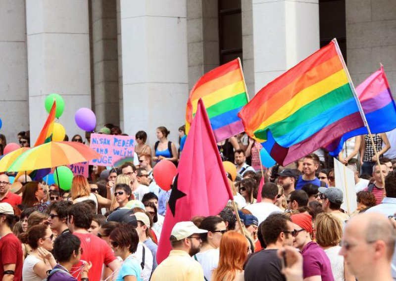 U subotu masovno gay ljubljenje pred katedralom!