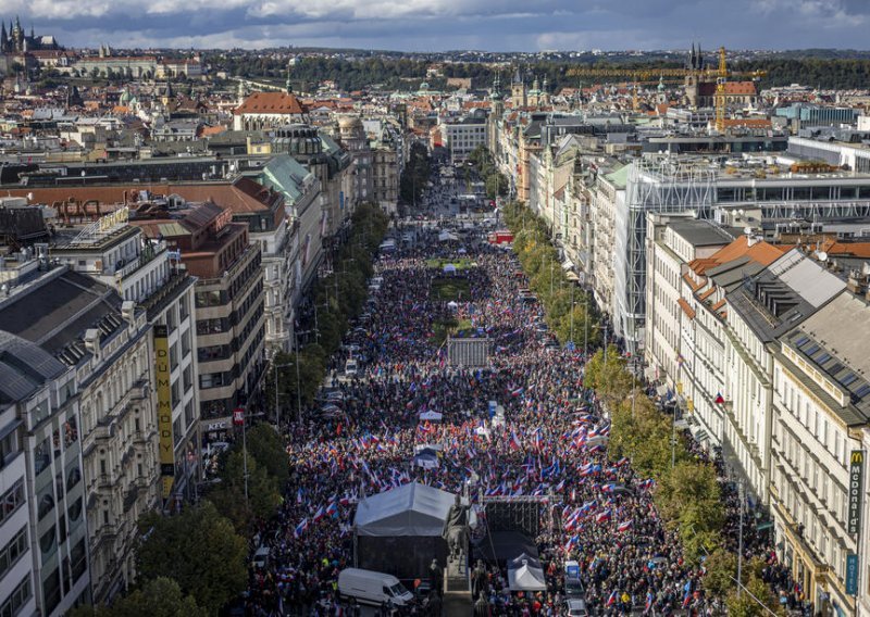 Nekoliko desetaka tisuća Čeha prosvjedovalo protiv vlade, NATO-a i EU