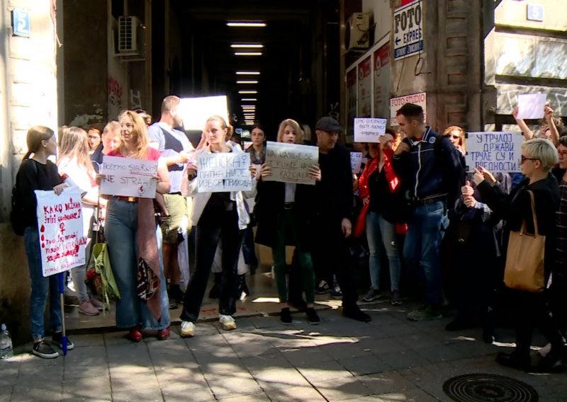 [VIDEO] Vučićev tabloid objavio intervju sa silovateljem, građani izašli na ulice: Žena na prosvjedu šutnula urednika