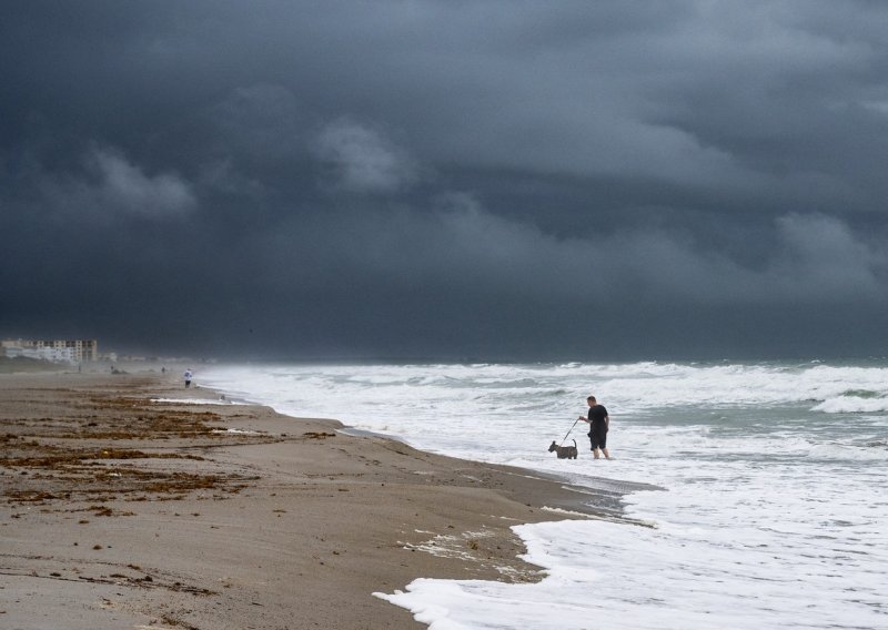 [FOTO/VIDEO] Florida na udaru povijesne oluje: 'Sada je vrijeme za evakuaciju. Milijuni će ostati u mraku'
