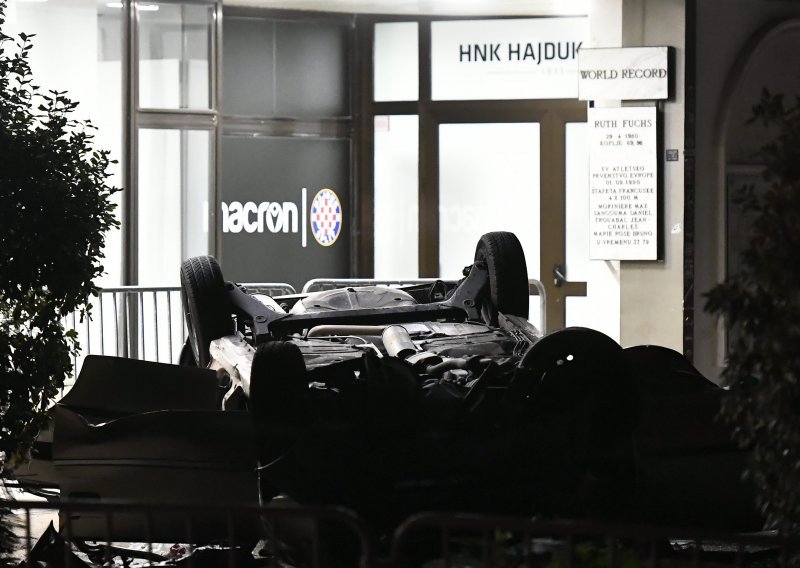 [FOTO/VIDEO] Autom probio ogradu i sletio na krov pred službeni ulaz Hajduka. Tri osobe teško ozlijeđene