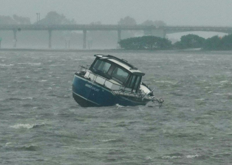 [VIDEO/FOTO] Uragan Ian katastrofalnom silom udario na Floridu: Valovi su viši od tri metra, brodovi plutaju cestama