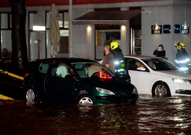 [FOTO/VIDEO] Potopljen centar Rijeke: Čovjek poginuo u bujici ispod auta, vatrogasci spašavali djecu iz igraonice, poplavljeni muzeji, škole...