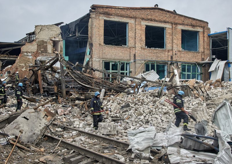 Najmanje 23 civila ubijena u ruskom raketnom napadu na Ukrajinu