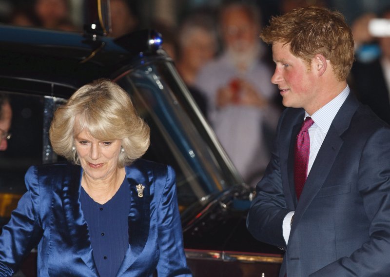 Kraljevska biografkinja Angela Levin kaže da je princ Harry bio 'neugodan' prema Camilli i da je serija 'Kruna' bila 'okrutna' prema njoj