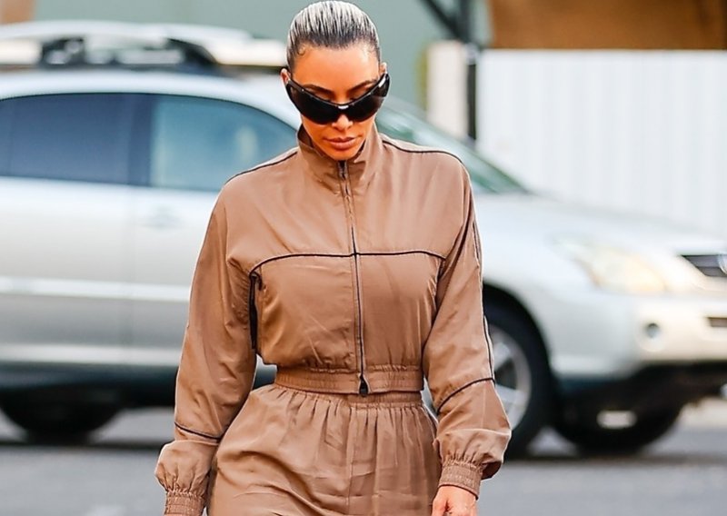 [FOTO] Kim Kardashian nosi Crocsice s petom u najhrabrijem modnom izdanju dosad